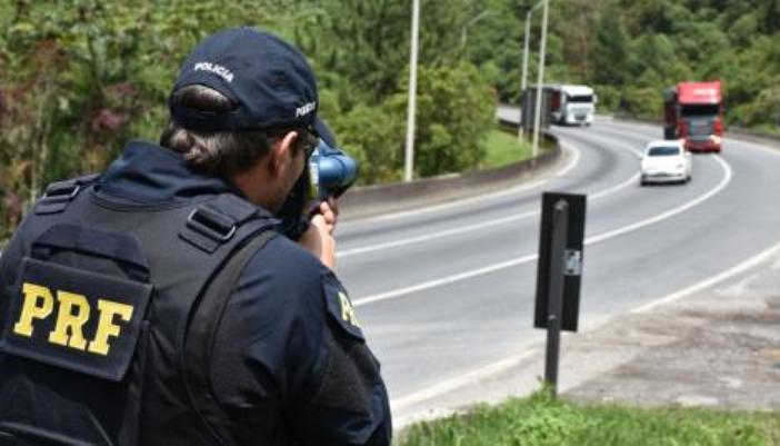 PRF flagra três mil motoristas acima da velocidade por dia no feriado de Ano Novo no Paraná