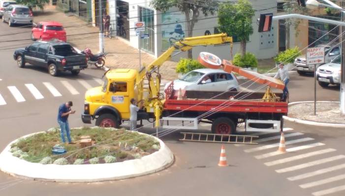 Laranjeiras - 'Rotatória ou semáforo' COMUTRAN faz a retirada de rotatória da Avenida Santos Dumond