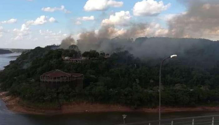 Incêndio em vegetação é registrado próximo ao Marco das Três Fronteiras em Foz