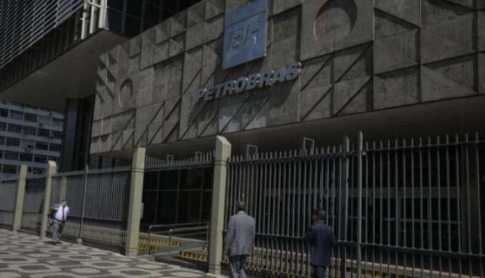 Petrobras admite vazamento de óleo na Bacia de Campos