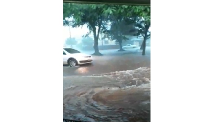 Três Barras - Moradora tem casa invadida pela água da chuva no centro