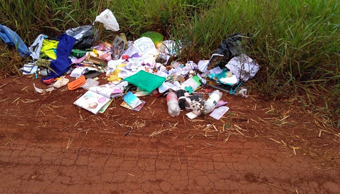 Ibema - Moradores reclamam de lixo em lotes baldios e temem a Dengue