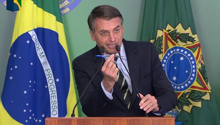 Bolsonaro assina decreto que flexibiliza posse de armas