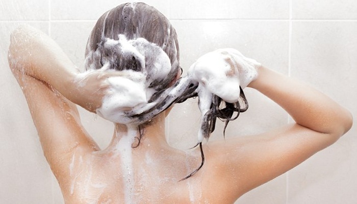 Lavar o cabelo todo dia é prejudicial? Saiba quais cuidados ter com os fios