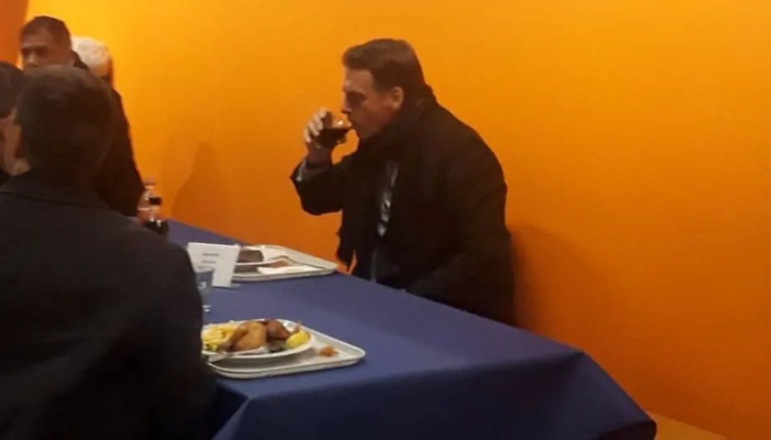 Em Davos, Bolsonaro almoça em restaurante popular de supermercado