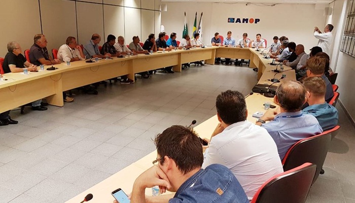 Guaraniaçu - Prefeito Osmário Portela participa de reunião na Sede da AMOP