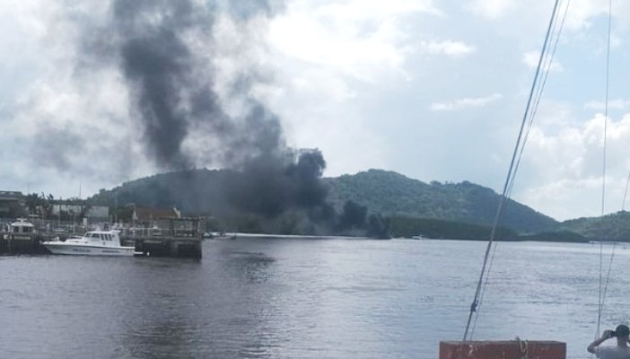 Lancha explode e deixa quatro feridos, em Paranaguá