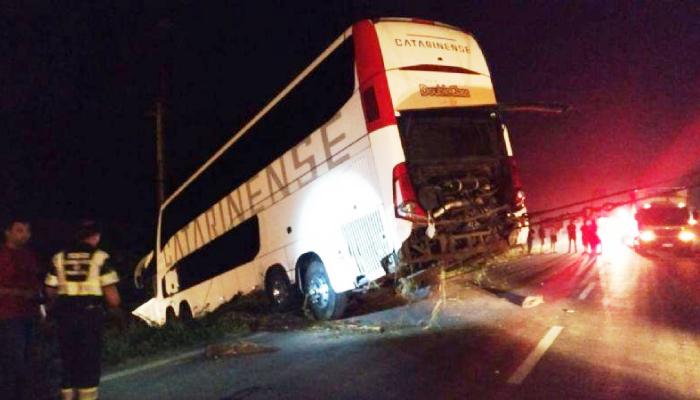 Colisão entre ônibus e caminhonete deixa um morto e três feridos na BR-373 em Imbituva