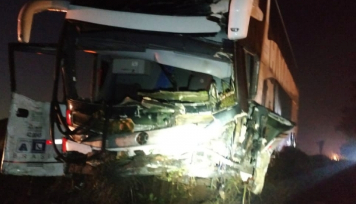 Motorista de ônibus morre e três pessoas ficam feridas em acidente em Imbituva