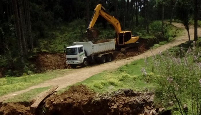 Pinhão - Prefeitura constrói bueiros em duas comunidades do interior do município