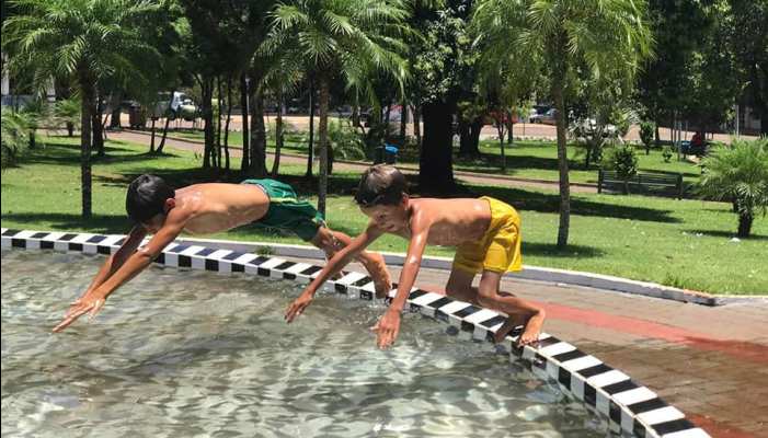 Quedas - Com calor de derreter crianças são flagradas brincando no chafariz da Praça São Pedro