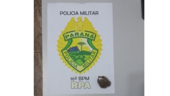 Laranjeiras - RPA aborda grupo e prende traficante de drogas na praça central