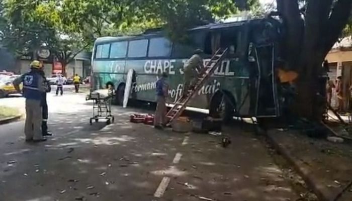Ônibus da Chapecoense se envolve em acidente em Maringá