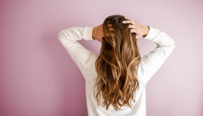 8 hábitos comuns que podem estar deixando o seu cabelo oleoso