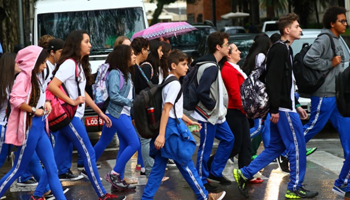 Número de estudantes, professores e escolas despencam no Paraná