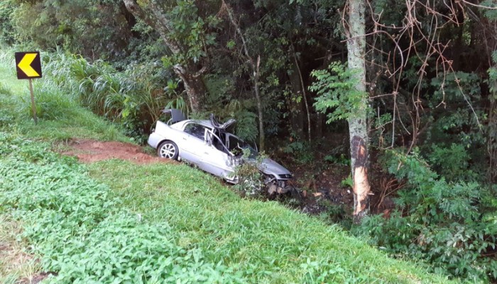 Carro bate em árvore e mata passageiro na BR-376, em Tibagi
