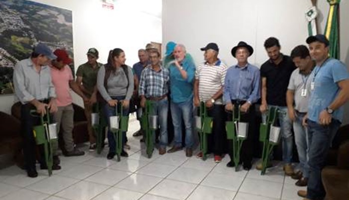 Guaraniaçu - Agricultores recebem Semeadeiras Manual
