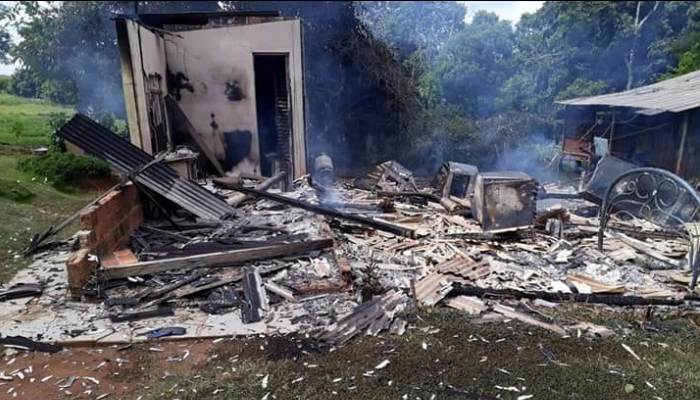 Nova Laranjeiras - Morador perde tudo após casa ser consumida pelo fogo
