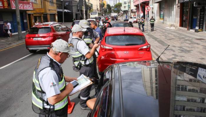 24 veículos são removidos em uma só blitz em Curitiba