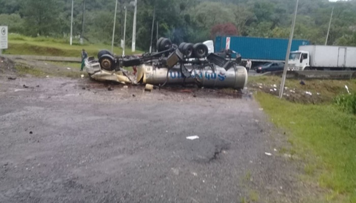 Motorista de caminhão morre após tombar na BR-376