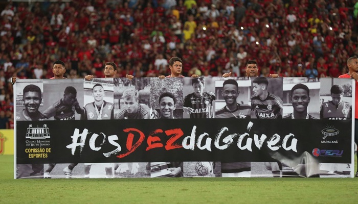 Homenagem a jovens mortos no Ninho do Urubu emociona Maracanã