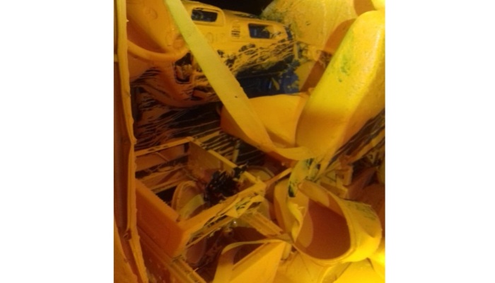 Van com 100 baldes de tinta amarela tomba e deixa ferido delirante no Paraná