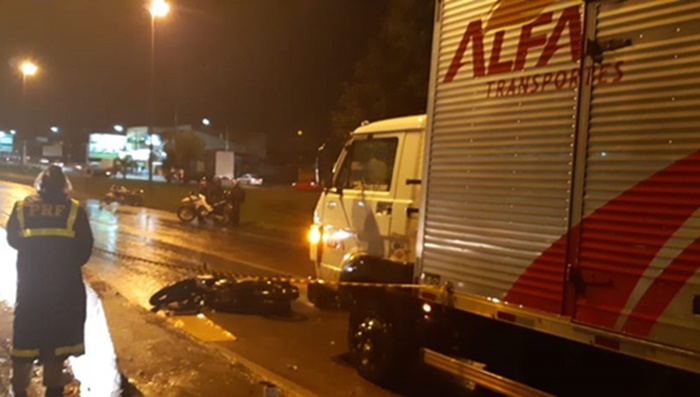 Motociclista para em semáforo na BR-116 e morre ao ser arrastado por caminhão