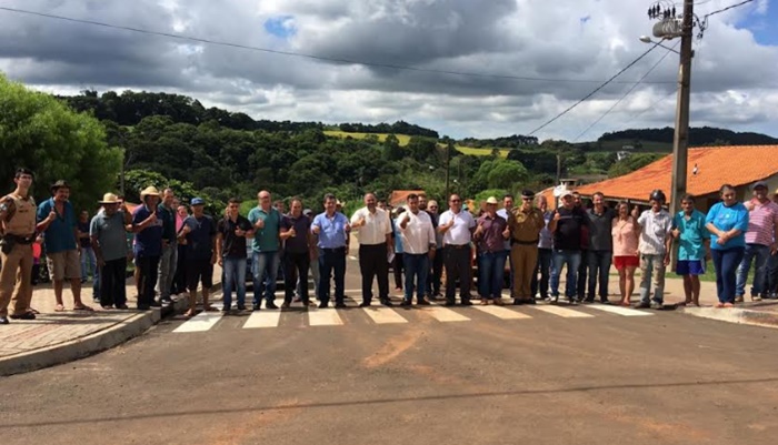 Rio Bonito - Prefeito Ademir Fagundes e deputado Artagão Júnior inauguram asfalto do bairro Cohapar