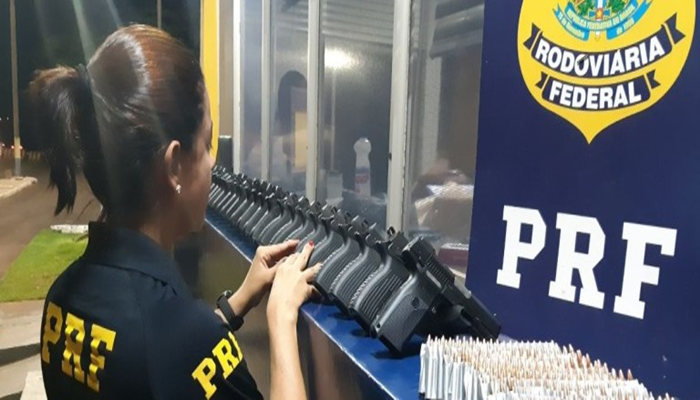 Paraná - PRF e Denarc apreendem 34 pistolas e 2,3 mil munições de fuzil 