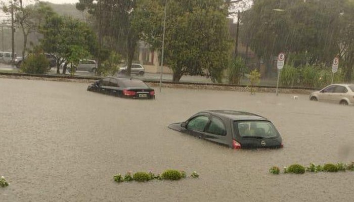 Chuva alaga ruas e escolas e causa transtornos no trânsito de Curitiba