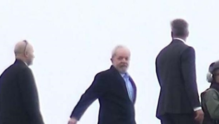 Lula deixa carceragem da Polícia Federal para comparecer ao velório do neto