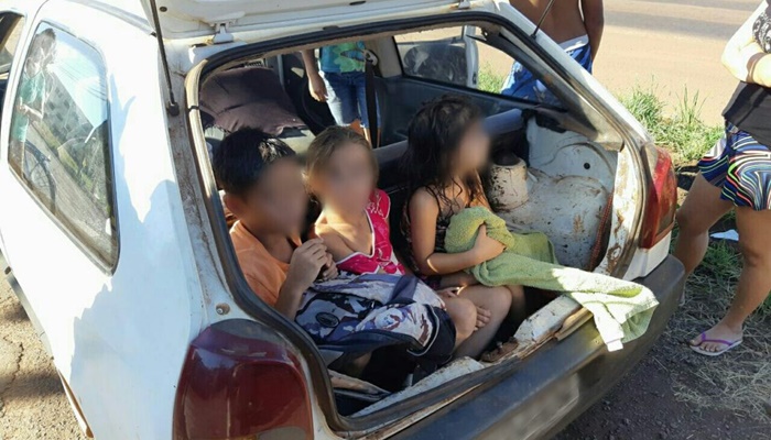 Foto - PRF PRF flagra carro com três crianças no porta-malas, na BR-163