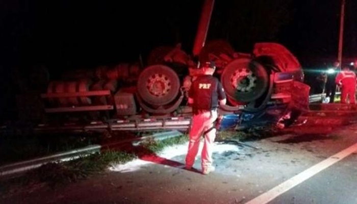 Condutor de caminhão fica gravemente ferido em tombamento de caminhão na BR 373