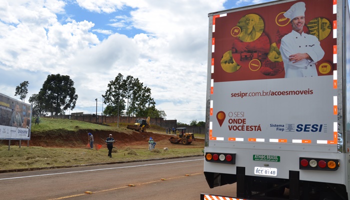 Pinhão - Escola Móvel do sistema FAEP começa a ser instalada em frente à Praça Darci Brolini