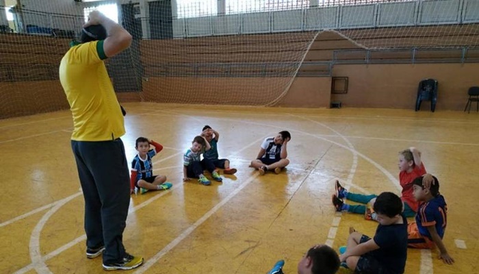 Porto Barreiro - Escolinhas de futsal proporcionam momentos de interação em contra turno escolar