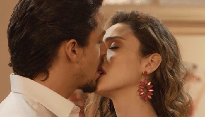 'Verão 90': Manuzita fica mexida com beijo de Jerônimo