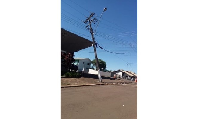 Guaraniaçu - Caminhão danifica poste e interdita via