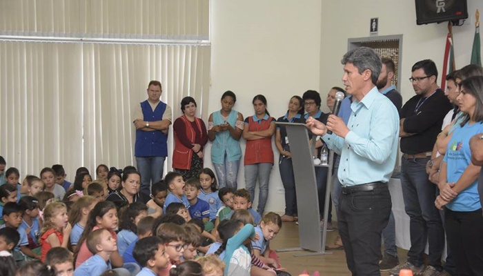 Catanduvas - Prefeito Moises faz entrega simbólica do Kit de uniforme escolar e inaugura novas salas no CMEI