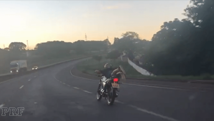 PRF flagra homem pilotando moto deitado em Cascavel 