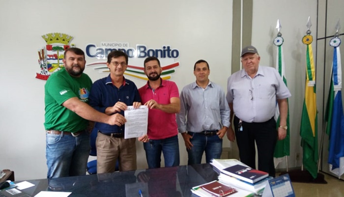 Campo Bonito - Prefeito Toninho assina contrato para realização do calçamento na Vila Rural