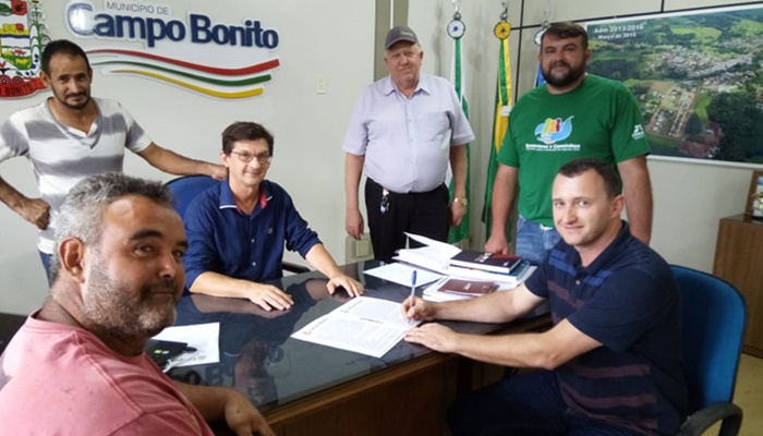 Campo Bonito - Prefeito Toninho firma convênio com empresa de Resinagem de Pinus