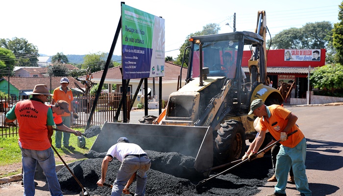 Laranjeiras - Prefeitura realiza operação tapa-buracos em diversas ruas