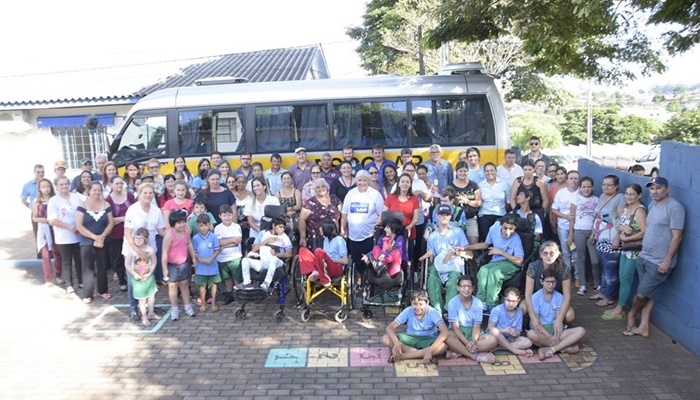 Catanduvas - Prefeitura realiza entrega de Micro-ônibus adaptado para transporte de pessoas com deficiência