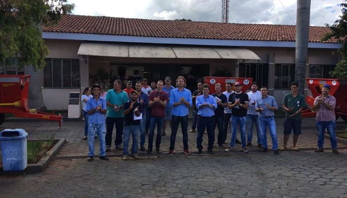Rio Bonito - Zeca Dirceu visita o município para entrega de implementos agrícolas