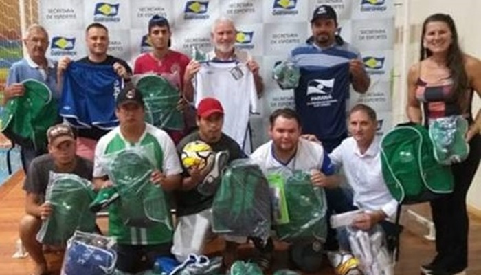 Guaraniaçu - Prefeito Osmário Portela entrega material Esportivo a atletas