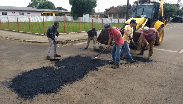 Pinhão - Prefeitura realiza Operação Tapa Buracos nas ruas e avenidas da cidade