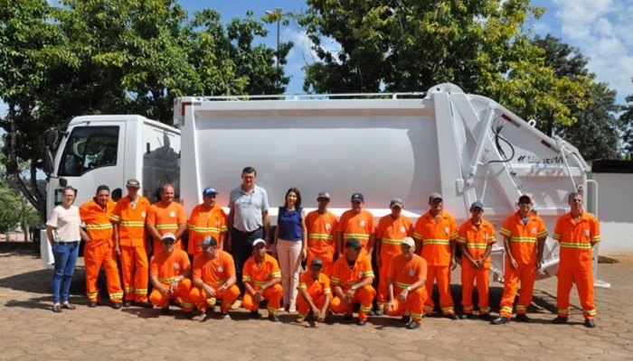 Quedas - Prefeita entrega novo caminhão para coleta de lixo