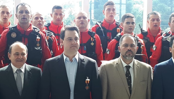 Deputado Artagão e Governador Ratinho Jr entregam medalhas de mérito a equipe do Paraná que esteve em Brumadinho