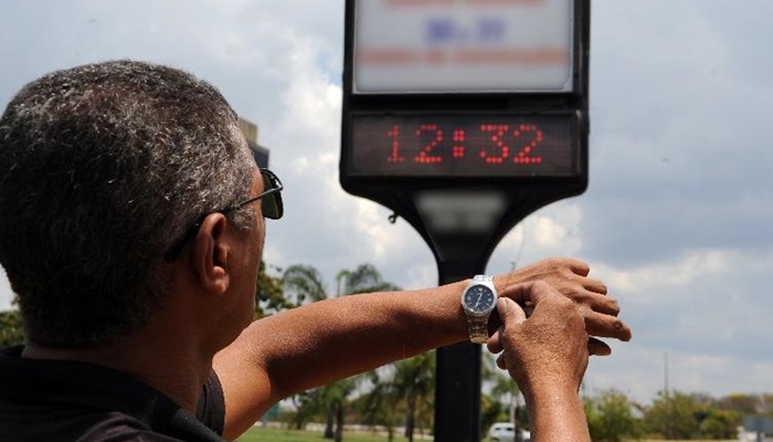 Fim de horário de verão pode ser decidida na semana que vem, diz ministro