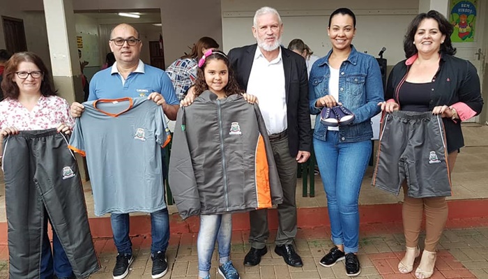 Guaraniaçu - Prefeito Osmário e a Secretária de Educação Ana Rosa Gregorio retomaram a maratona de entrega de uniformes escolares